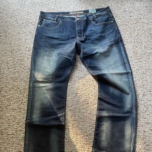 Men’s parasuco jeans in a medium rise and straight leg fit. Size = W42 and L34
